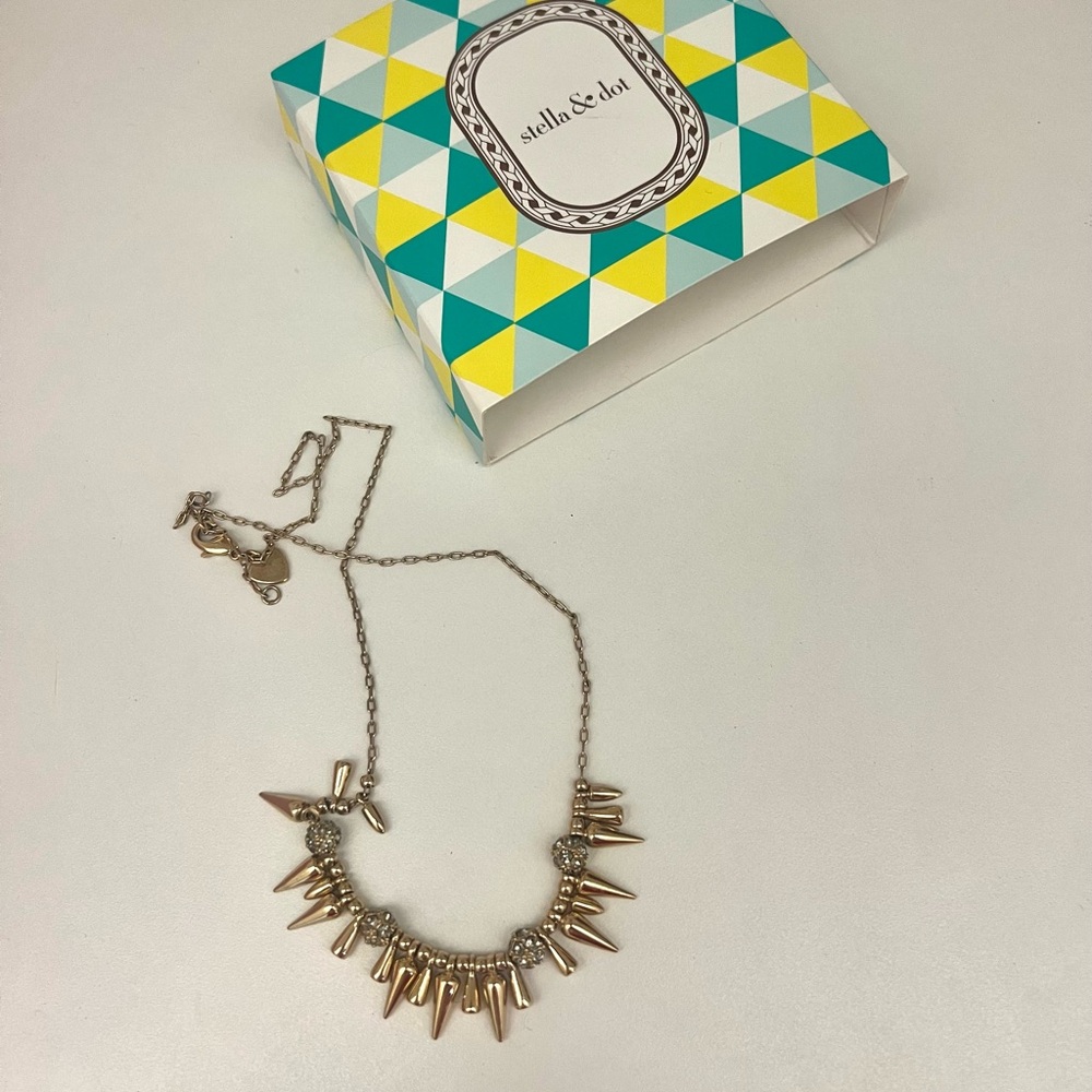 Stella and Dot Gold necklace